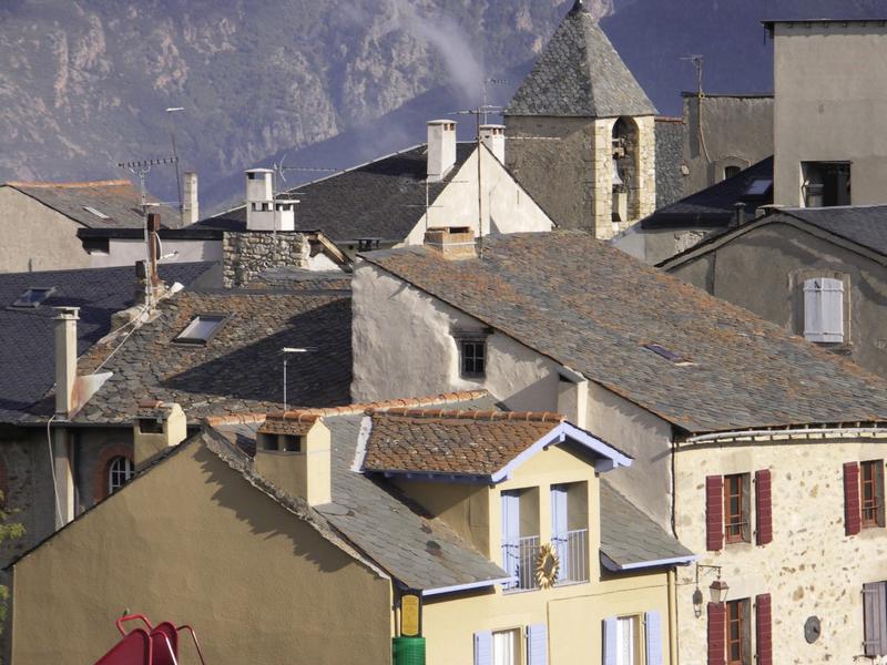 Vue de la partie est de la ville depuis le sud de la citadelle. Au centre le clocher de l'église de la ville.