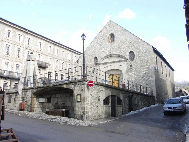 Vue d'ensemble du parvis de l'église avec la fontaine et le lavoir situés en dessous.