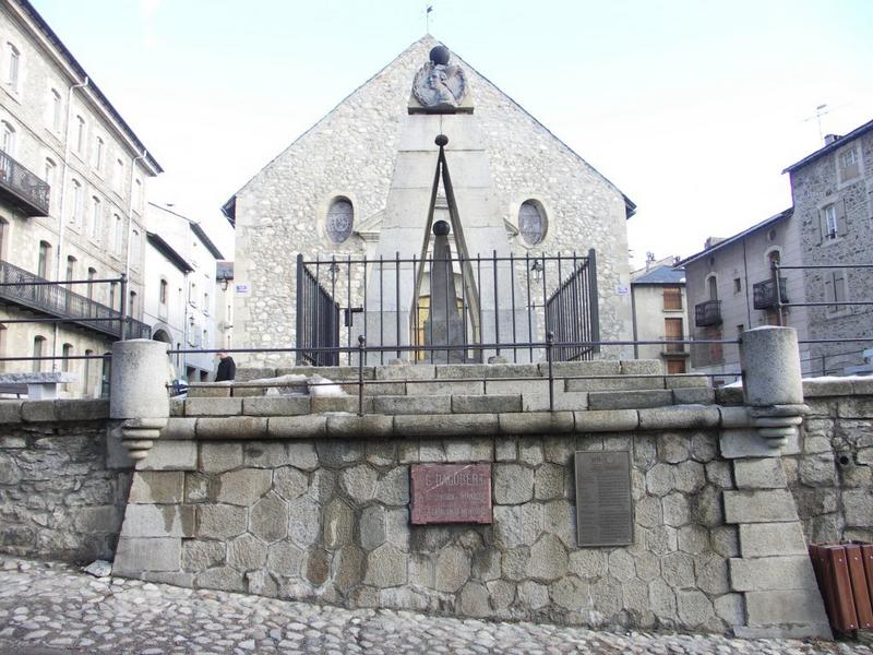 Vue d'ensemble du parvis de l'église, monument du général Dagobert.