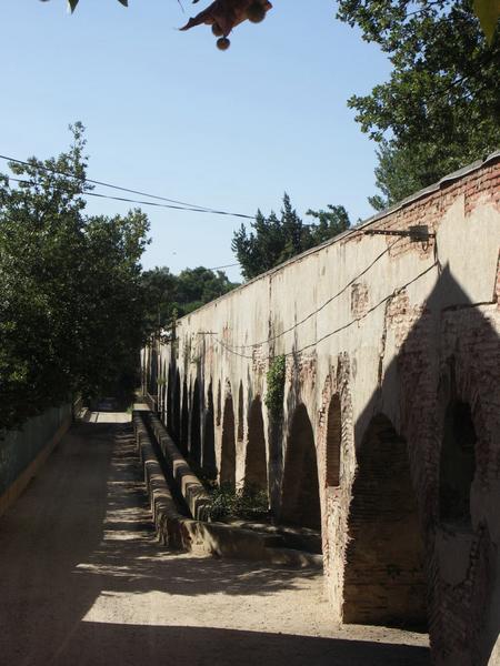 Vue de l'aqueduc face est vers le sud.