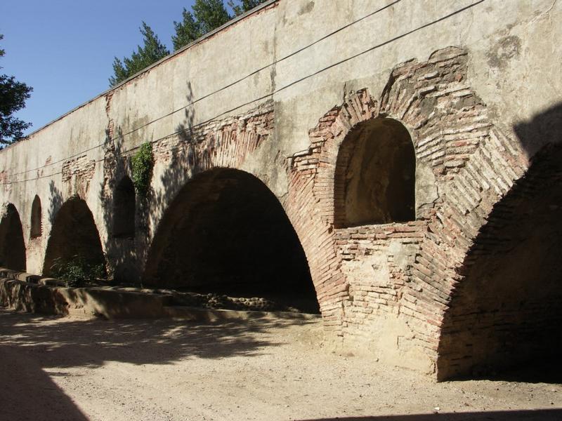 Vue de l'aqueduc face est vers le sud.