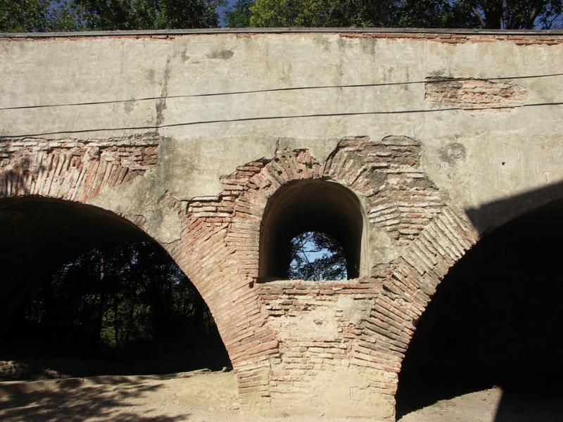 Vue de l'aqueduc face est, vers le sud. Détail de l'appareil en briques pleines catalanes ou cayrous.