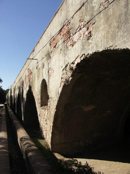 Vue de l'aqueduc face est, vers le sud.