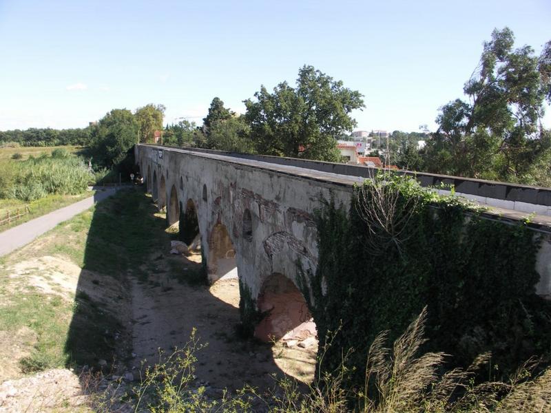 Vue de l'aqueduc face ouest, vers le nord.