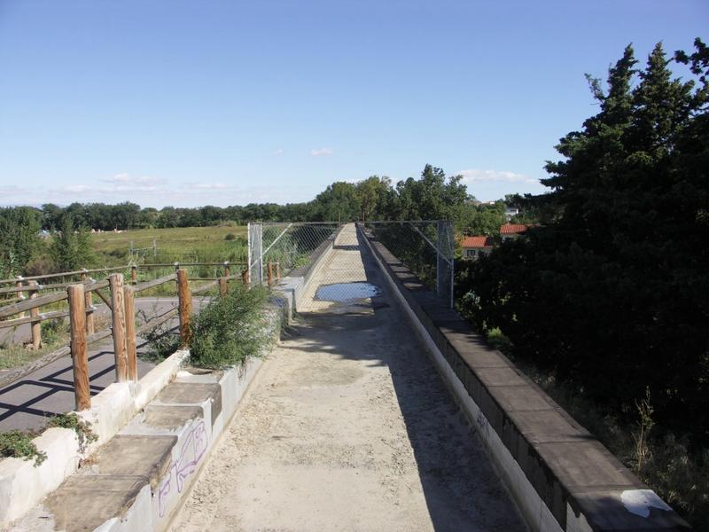 Vue de l'aqueduc face ouest, vers le nord : partie reconstruite pour le passage sur la rocade d'accès à Perpignan.