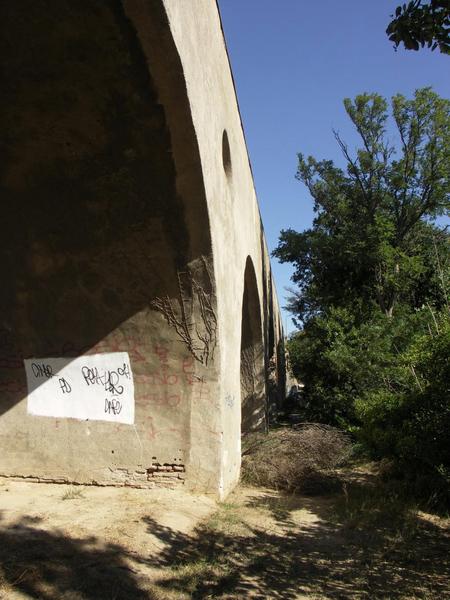 Piles de l'aqueduc face ouest.