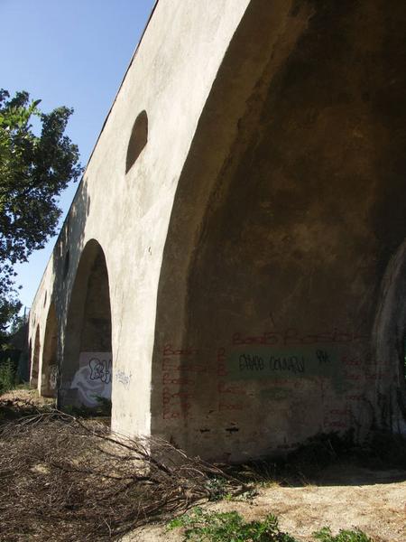 Piles de l'aqueduc face ouest.