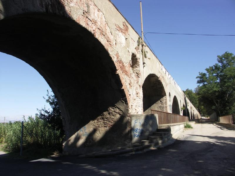 L'aqueduc face ouest, portion jouxtant le passage sur la rocade côté nord.