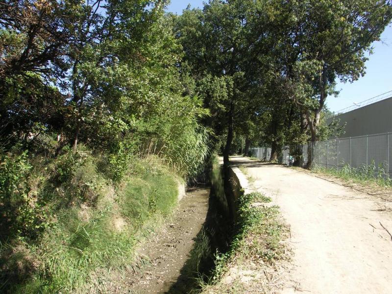 Le canal au nord de l'aqueduc, vers la ville.