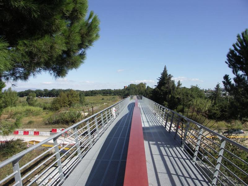 Vue de la passerelle construite pour le passage sur la rocade d'accès à Perpignan (N9).