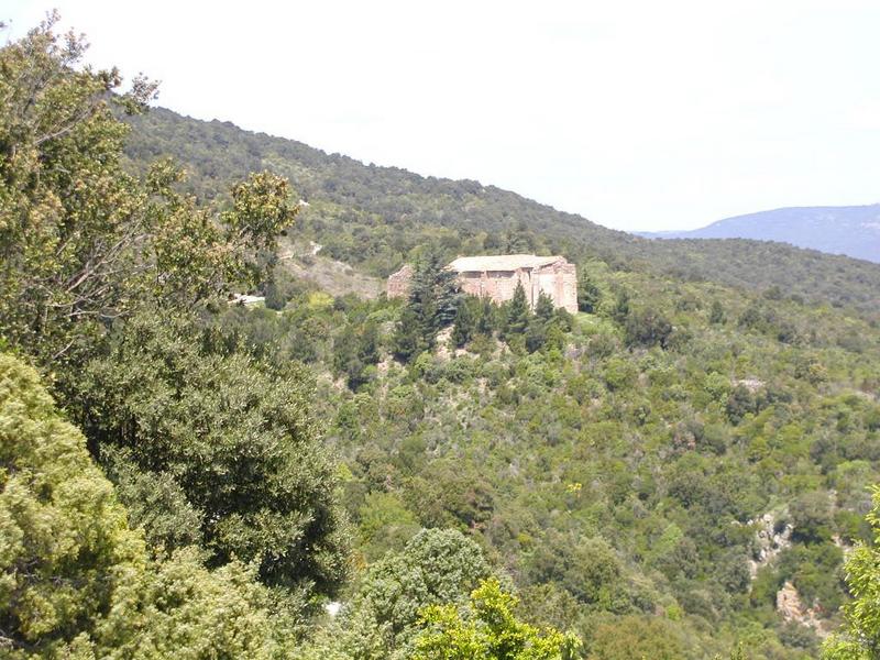 Vue de l'église isolée dans le paysage.