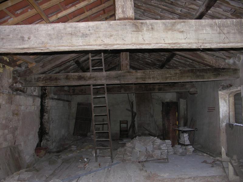 Grande salle sous charpente apparente médiévale du logis sur rue.