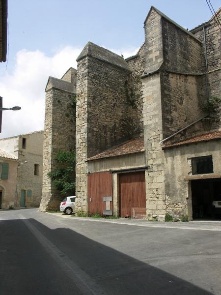 Façade latérale sur la rue du foyer : contreforts.