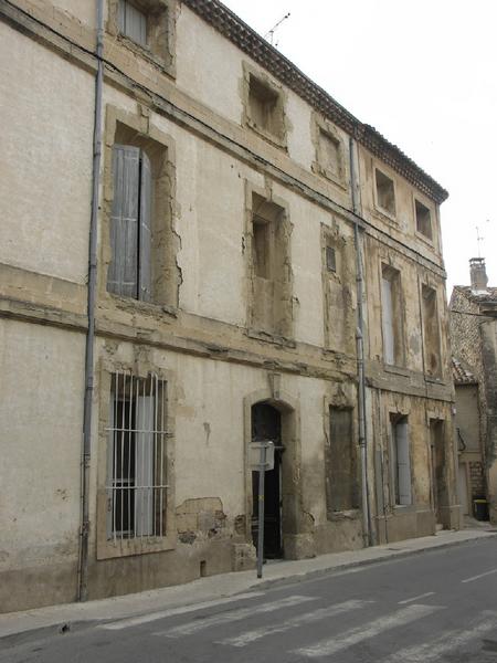 Façade arrière et entrée de l'hôtel.