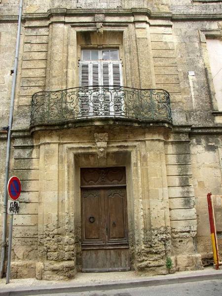 Façade latérale et entrée sur rue.