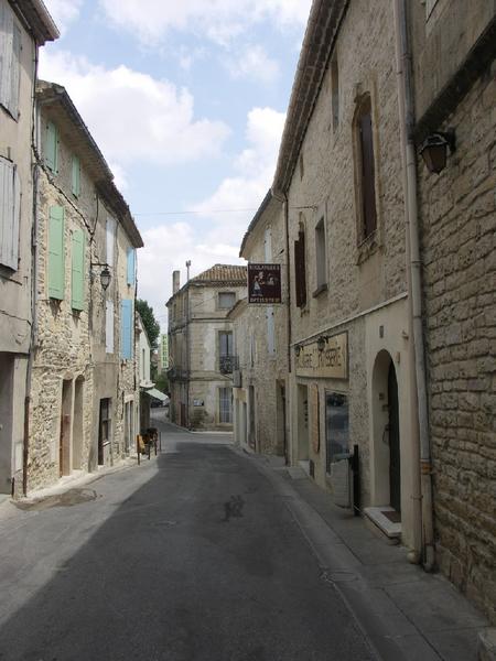 Grand'rue avec au fond la façade latérale de l'hôtel.