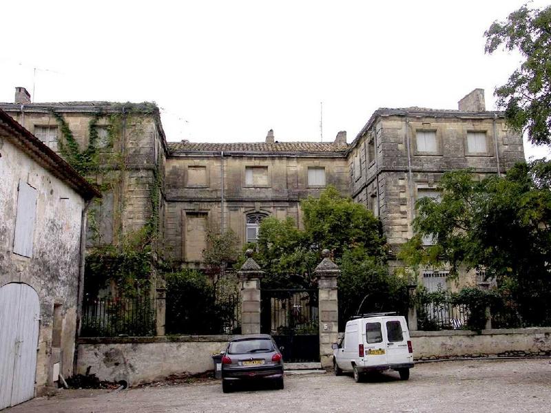 Façade principale sur la place avec la cour et le portail XIXe.