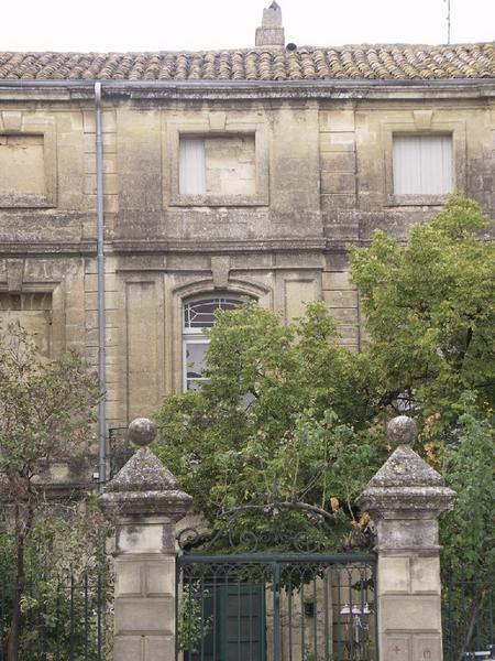 Façade principale sur la place : détail du portail XIXe.