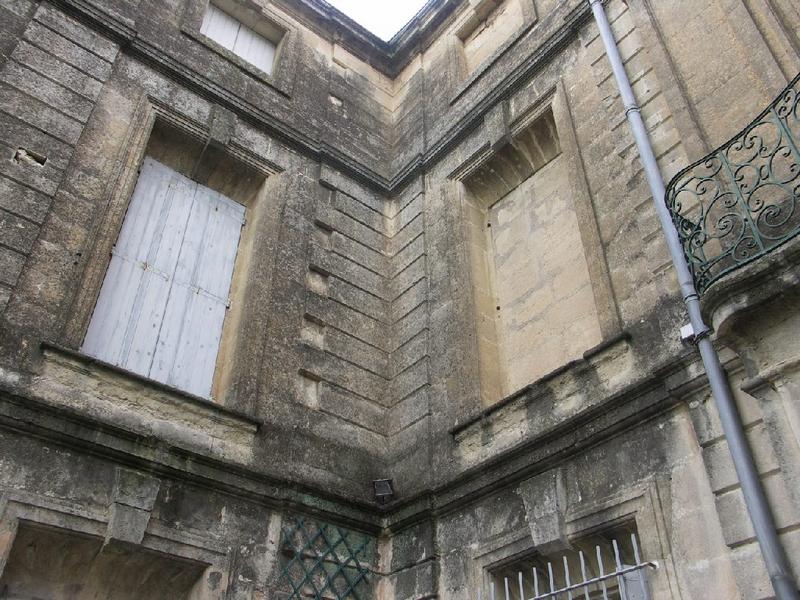 Façade principale sur la place : détail de l'angle sud sur la cour.