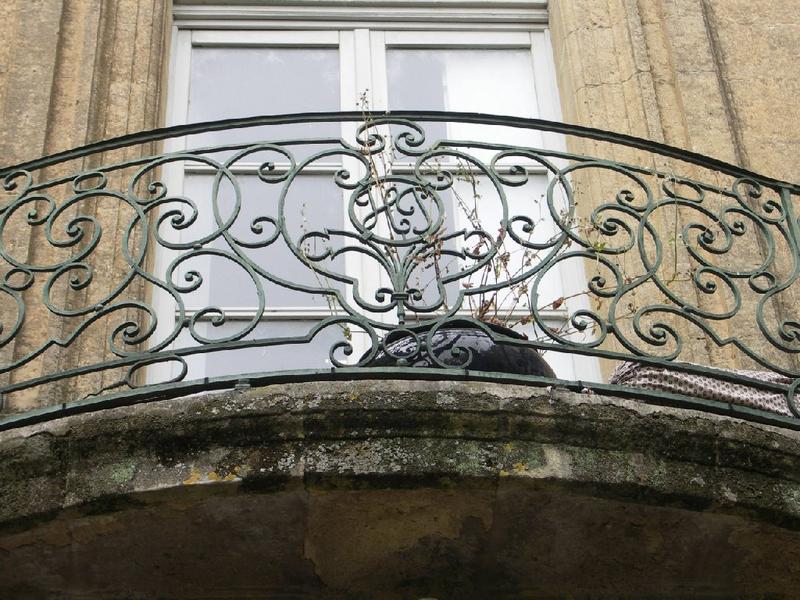 Façade principale sur la place : détail de la ferronnerie du balcon de la travée centrale sur la cour.