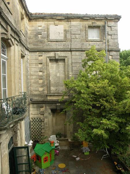 Façade principale sur la place : élévation de l'aile nord sur la cour.