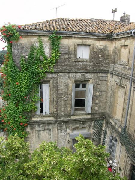 Façade principale sur la place : élévation de l'aile sud sur la cour.