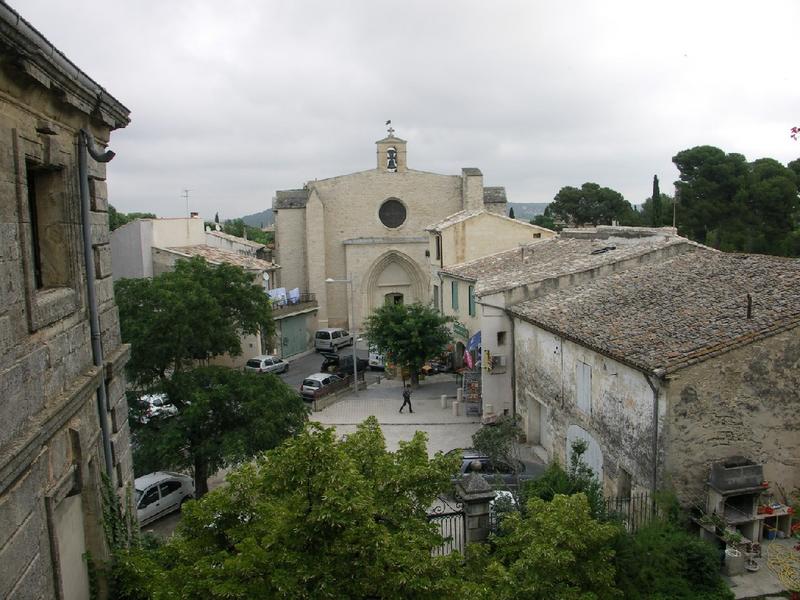 Vue des bâtiments annexes sur la place de l'église depuis le corps central de l'hôtel.