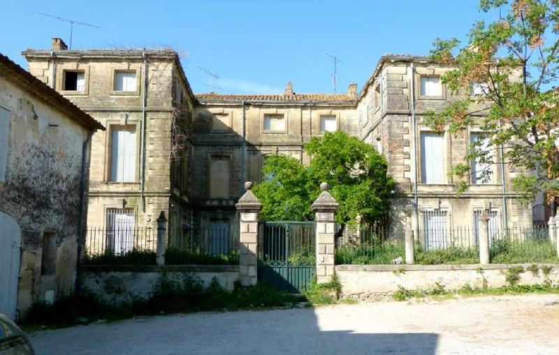 Façade principale sur la place.