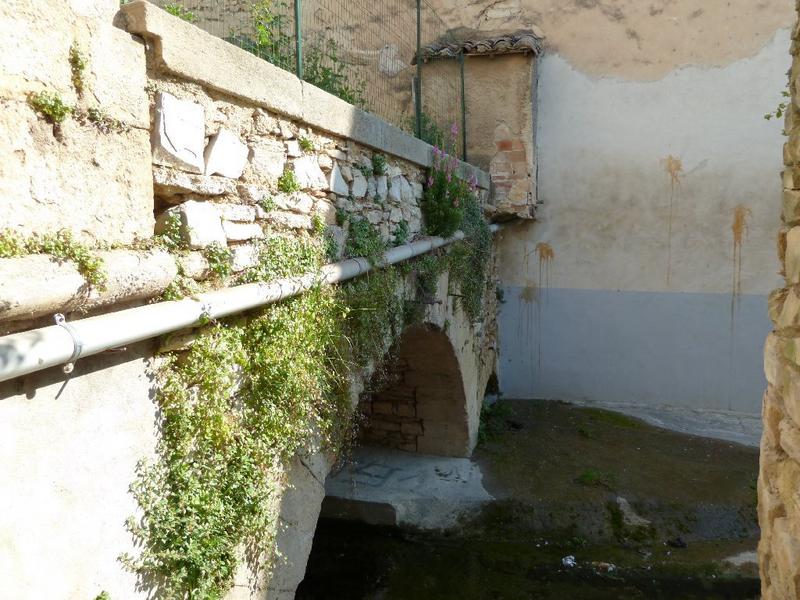 Angle sud-est de l'hôtel et sortie de la canalisation du ruisseau de l'Escattes.