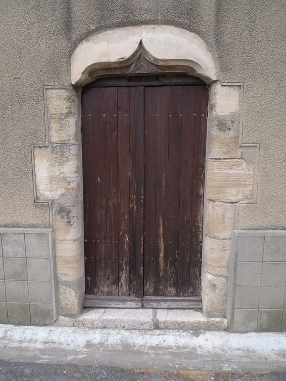 porte à linteau en accolade.