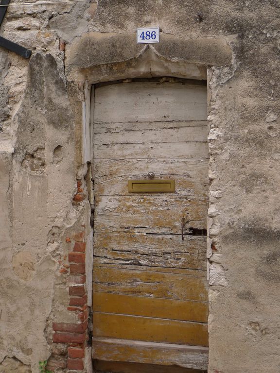 porte à linteau en accolade.