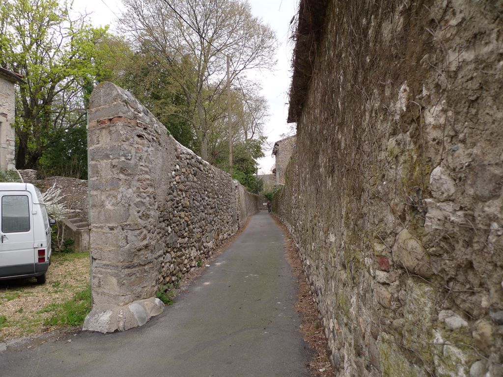 mur d'enceinte sud-ouest et ruelle.