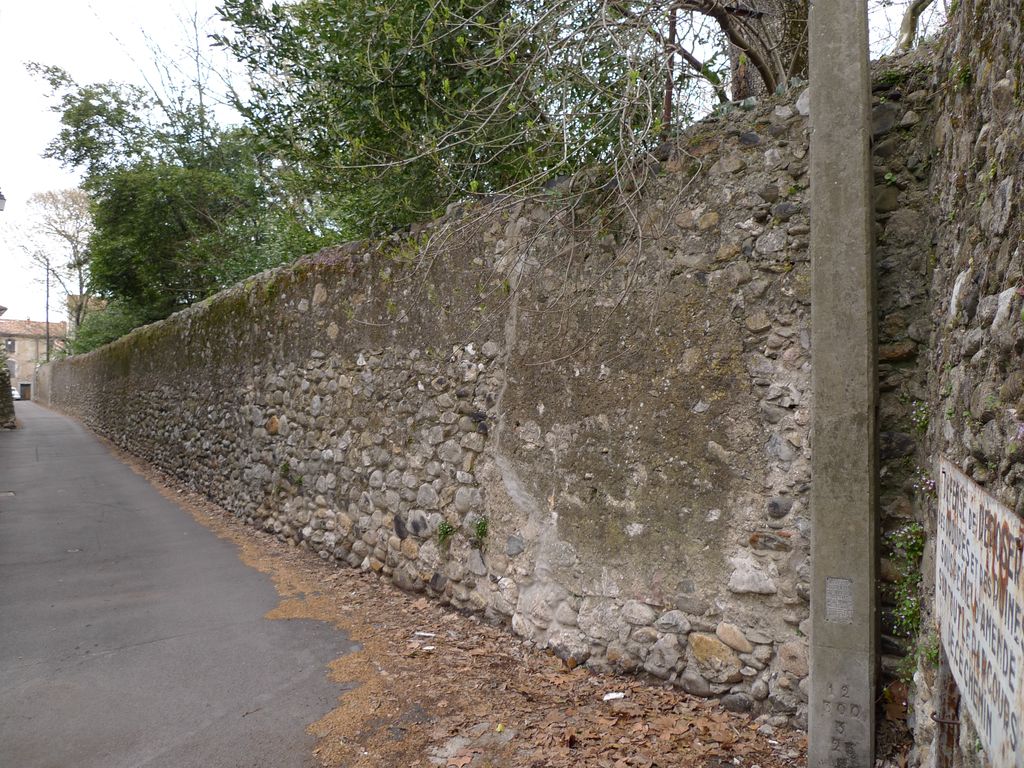 mur d'enceinte du parc, ruelle au sud.