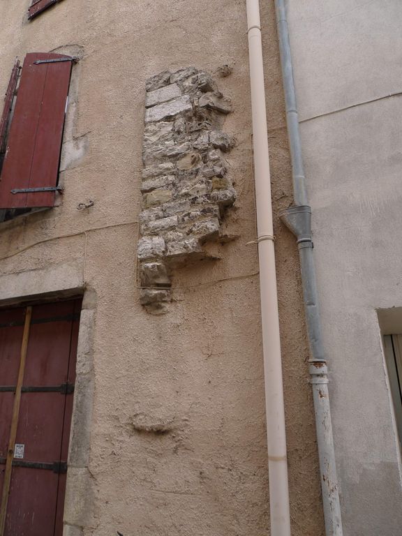 arrachement d'une porte de ville fortifiée.