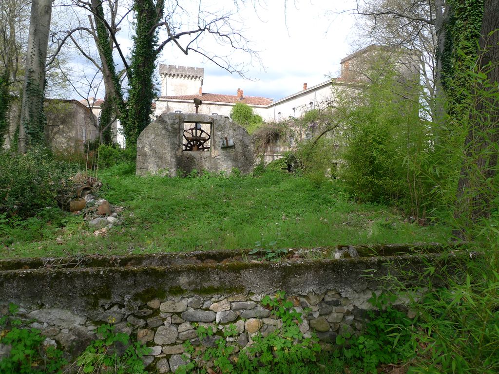 Parc, noria et château vus du sud.