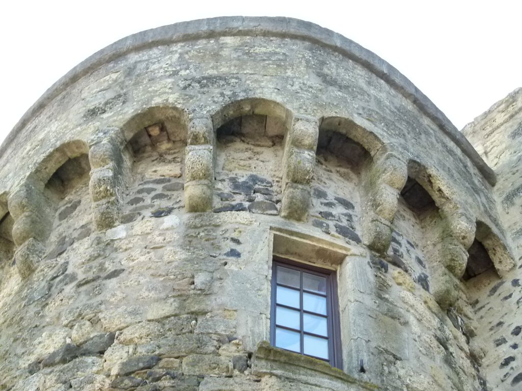 Tour couronnée de mâchicoulis.