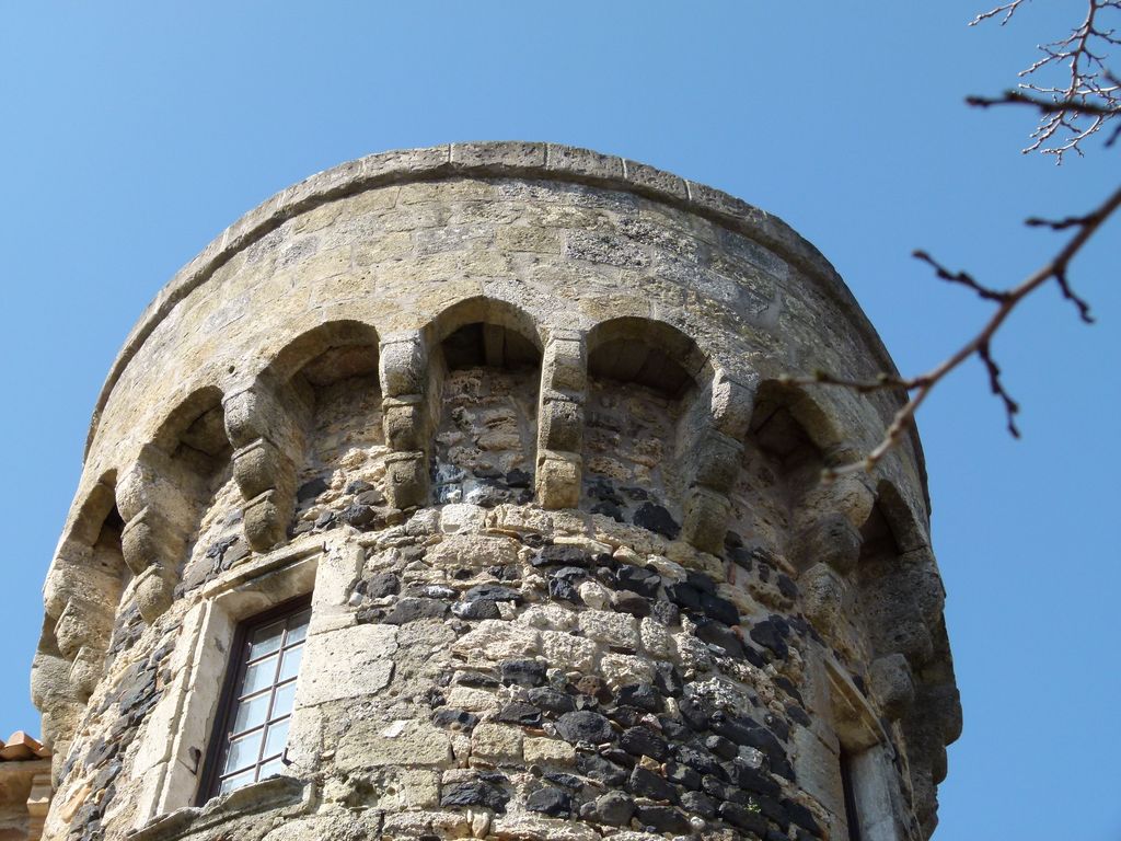 Tour couronnée de mâchicoulis.