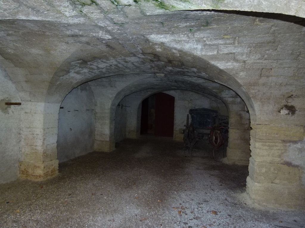 Caves voûtées d'arêtes sous la terrasse.