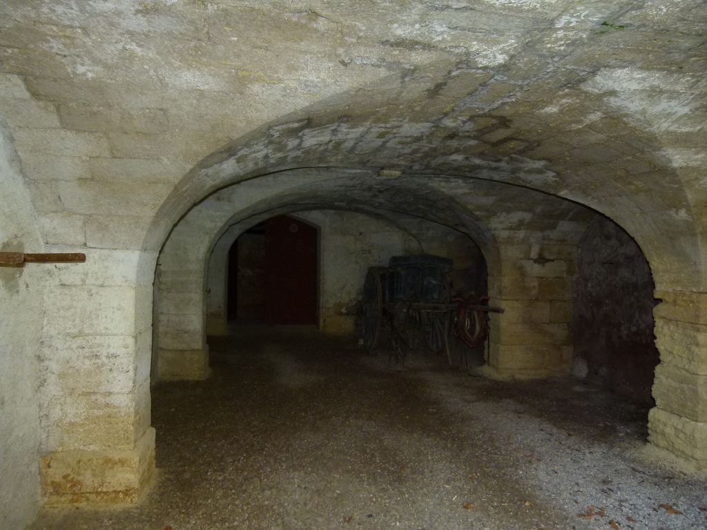 Caves voûtées d'arêtes sous la terrasse.