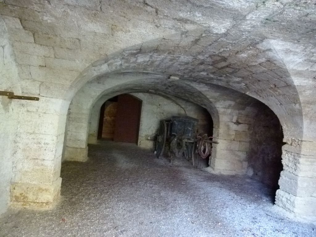 Caves voûtées d'arêtes sous la terrasse.