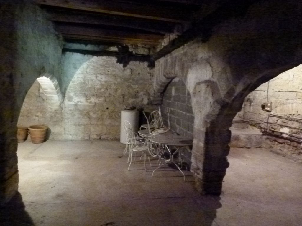 Caves voûtées d'arêtes sous la terrasse.