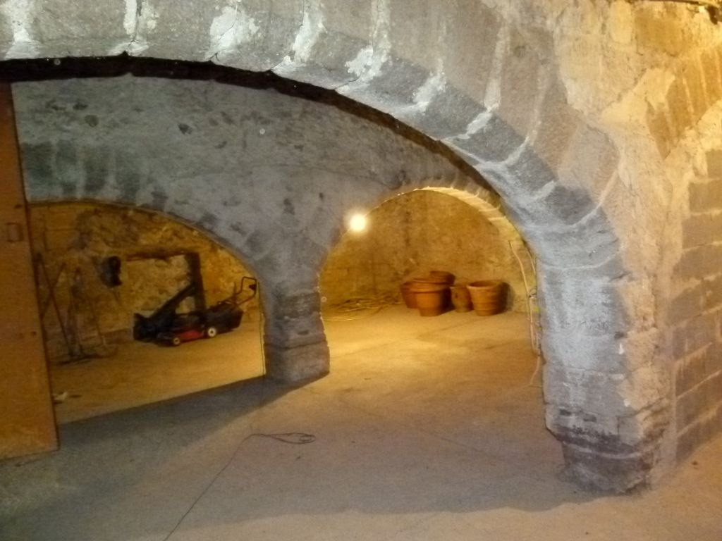 Caves voûtées d'arêtes sous la terrasse.