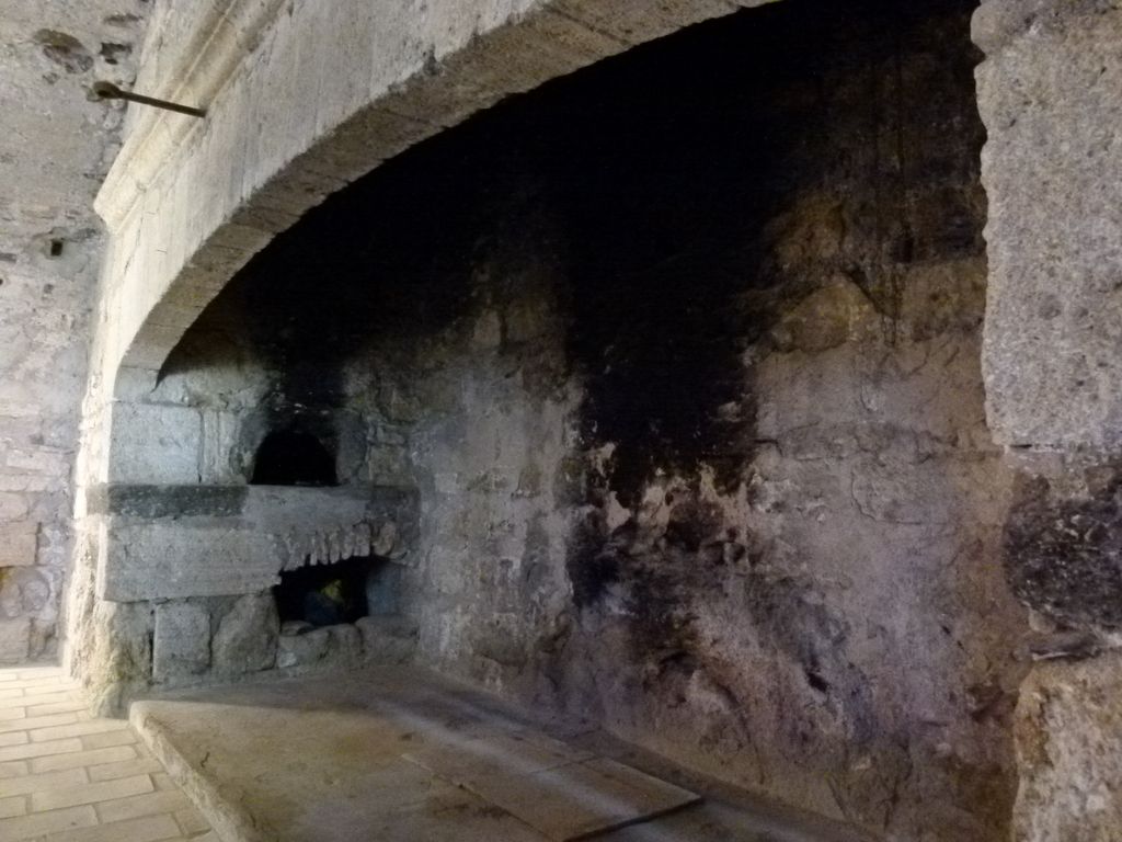 Caves voûtées d'arêtes sous la terrasse.