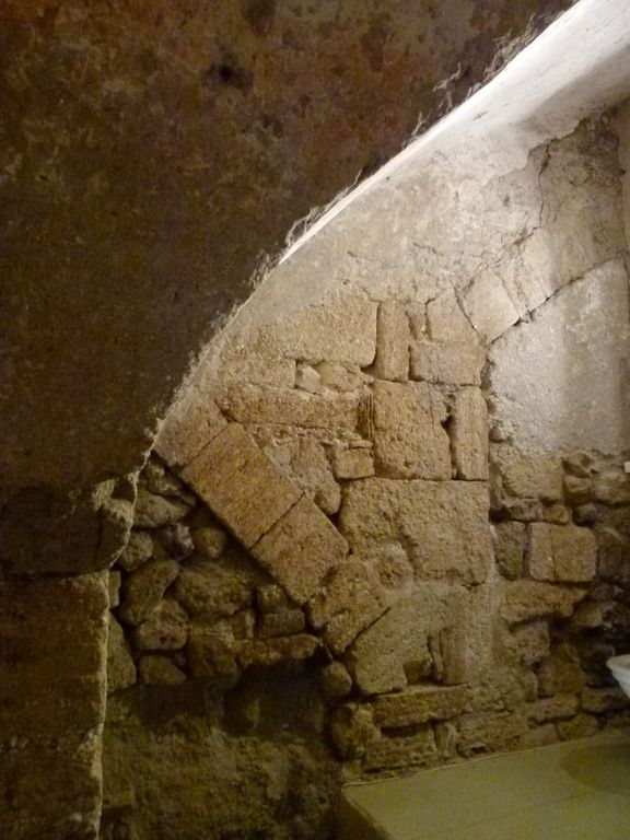 Caves voûtées d'arêtes sous la terrasse.