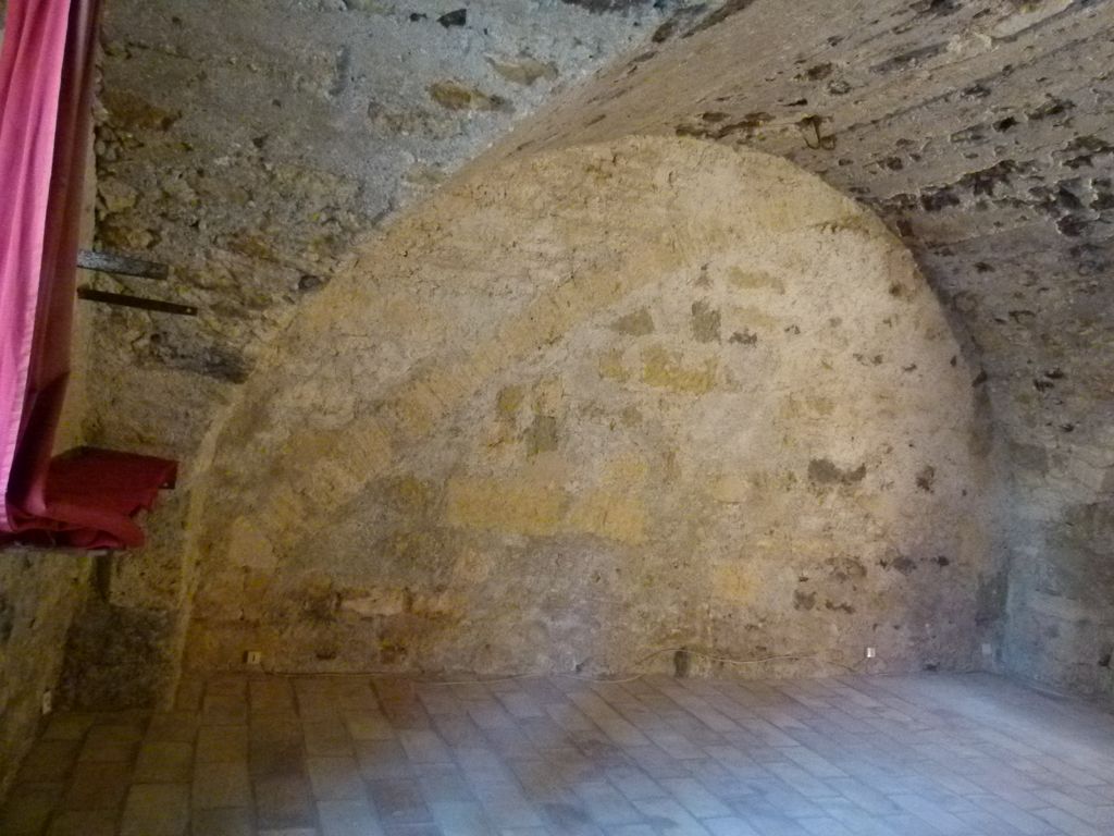 Caves voûtées d'arêtes sous la terrasse.