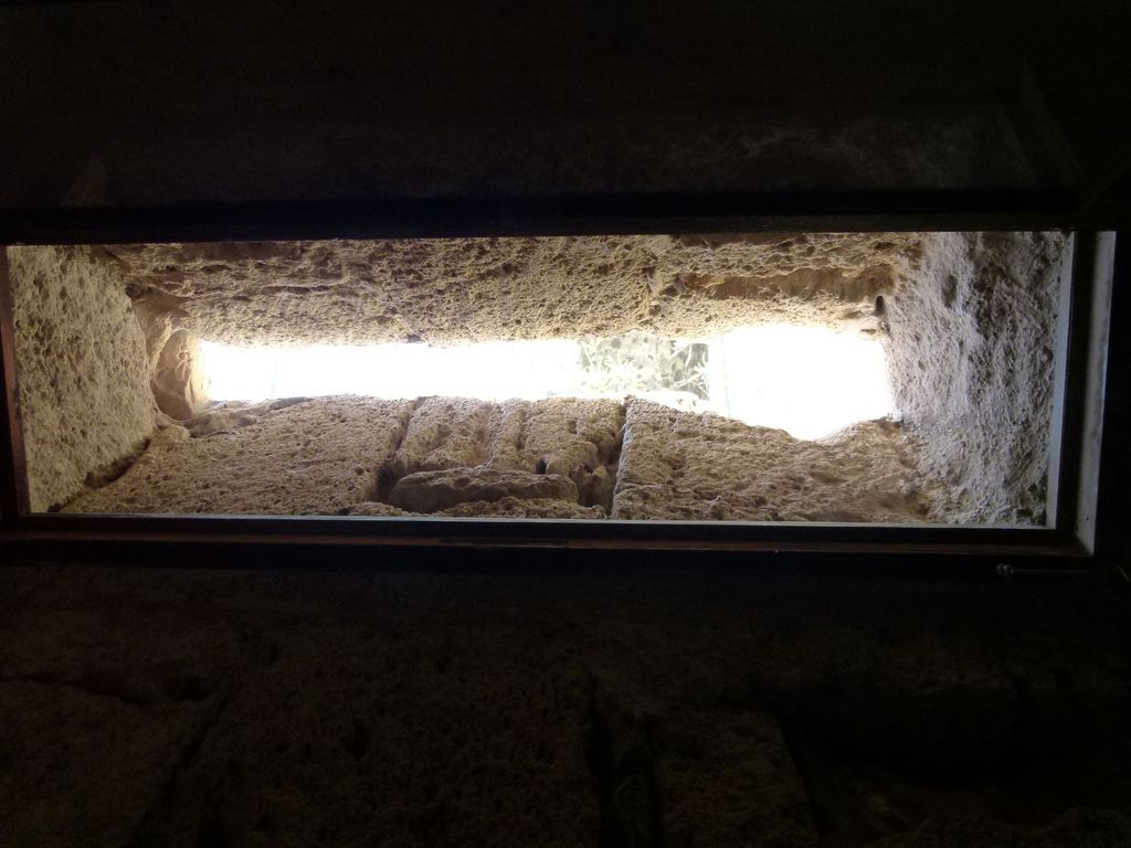 Caves voûtées d'arêtes sous la terrasse.