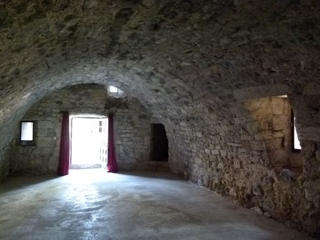 Caves voûtées d'arêtes sous la terrasse.