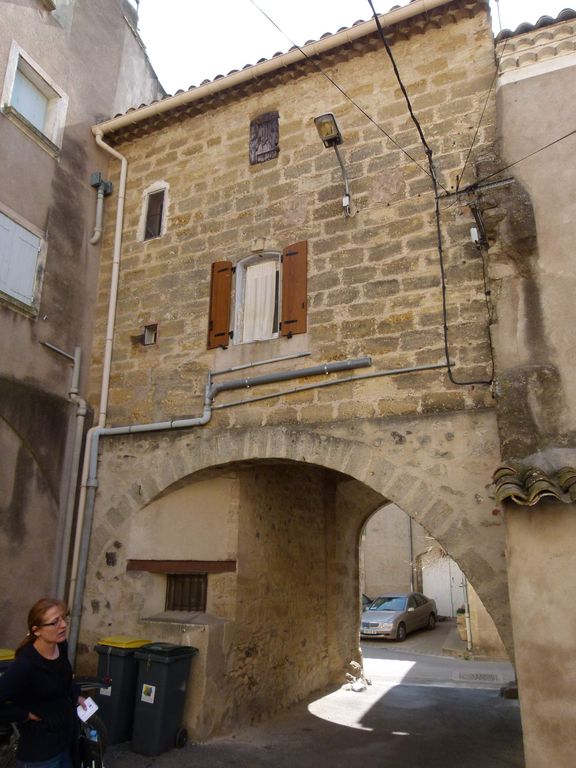 Maisons du village. Passage sous porche.