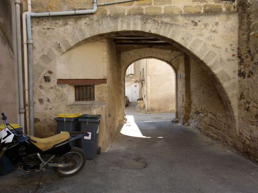 Maisons du village. Passage sous porche.