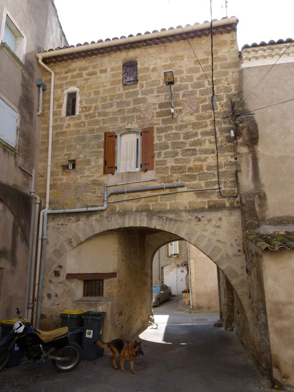 Maisons du village. Passage sous porche.